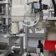 Montaje y comprobación de baterías en 70 segundos con robótica de Omron